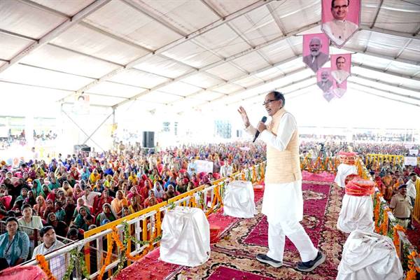 CM In Sonkuch : मुख्यमंत्री शिवराज चौहान देवास जिले के सोनकच्छ में लाड़ली बहना सम्मेलन में शामिल हुए
