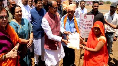 CM Shivraj : हर गरीब का होगा अपना आवास, कोई नहीं रहेगा मजबूर…गंधवानी तहसील के गाँव साली में 115 गरीबों को दिए गए आवासीय भू-अधिकार पत्र