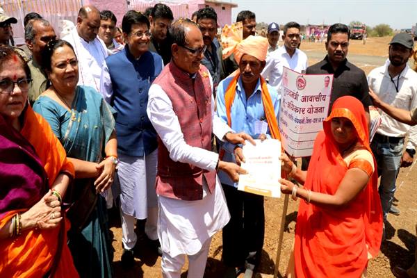 CM Shivraj : हर गरीब का होगा अपना आवास, कोई नहीं रहेगा मजबूर…गंधवानी तहसील के गाँव साली में 115 गरीबों को दिए गए आवासीय भू-अधिकार पत्र