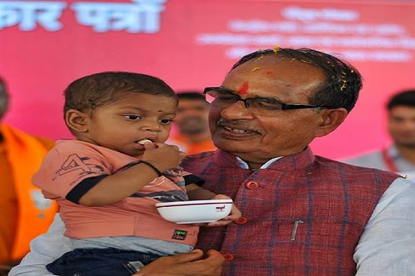 Ladli Behna Mahasammelan : मुख्यमंत्री चौहान द्वारा उपलब्ध कराई उपचार सुविधा के लिए परिवार ने माना आभार