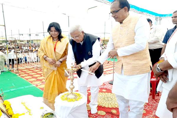 New Educational Complex : राज्यपाल और मुख्यमंत्री ने डिंडौरी जिले के बरगांव में नर्मदांचल विद्यापीठ के नवीन शैक्षणिक परिसर का शिलान्यास किया