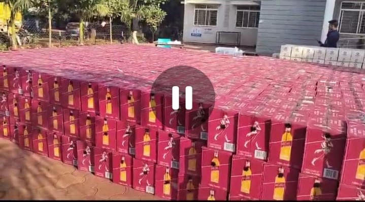 BIG Liquor Caught : 1-2 नहीं 3 करोड़ रुपए की ब्रांडेड शराब कंटेनर जब्त…! देखें केवल शराब ही शराब VIDEO