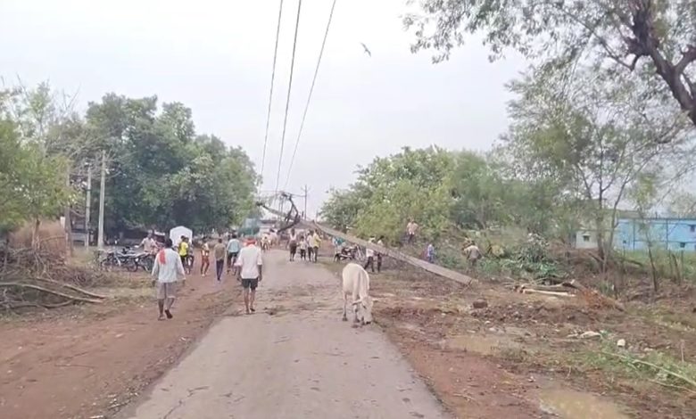 तेज आंधी-बारिश से गिरा मोबाइल टॉवर, पेड़ और बिजली खंभे भी हुए धराशायी, कई गांवों में ब्लैकआउट की स्थिति