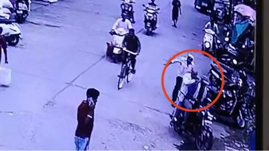 थोक मंडी में व्यापारी से दिनदहाड़े लूट : लाखों रुपए से भरा बैग छीनकर भाग निकले दो नकाबपोश बदमाश, पूरी वारदात CCTV कैमरे में कैद