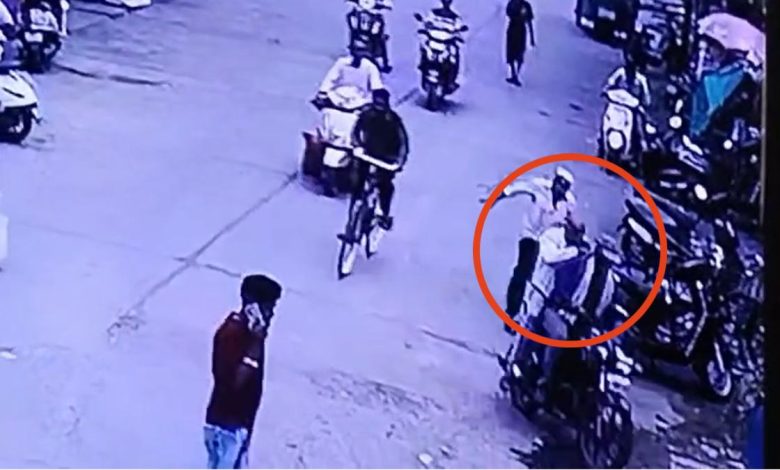 थोक मंडी में व्यापारी से दिनदहाड़े लूट : लाखों रुपए से भरा बैग छीनकर भाग निकले दो नकाबपोश बदमाश, पूरी वारदात CCTV कैमरे में कैद